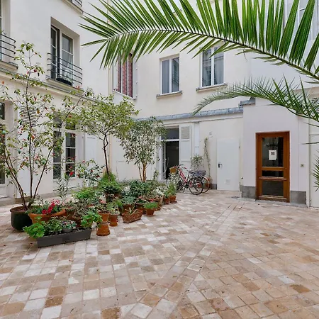 Paradise In The Center Of - Le Marais Daire
